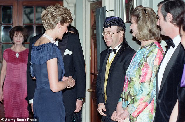 Elton John unterhielt sich mit Prinzessin Diana, als sie 1991 eine Benefizvorstellung von Tango Argentino zugunsten des National Aids Trust im Londoner Aldwych Theatre besuchte