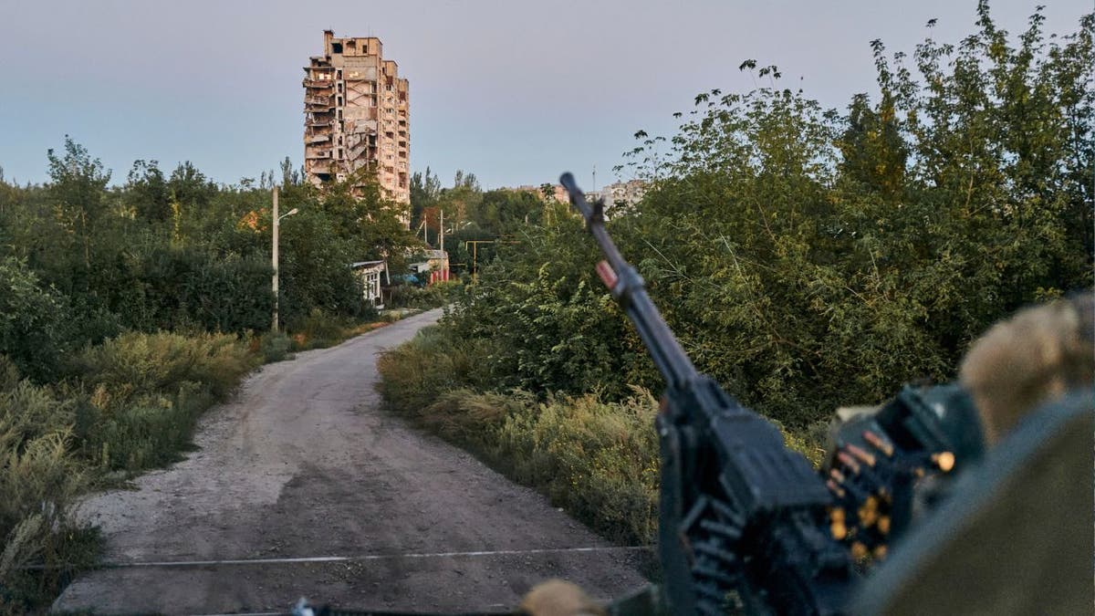 Ein ukrainischer Soldat sitzt am 18. August 2023 in seiner Position in Awdijiwka, Gebiet Donezk, Ukraine. Die ukrainischen Truppen stehen unter starkem Druck durch einen entschlossenen russischen Versuch, die strategisch wichtige Stadt Awdijiwka in der Ostukraine zu stürmen, sagen Beamte. 