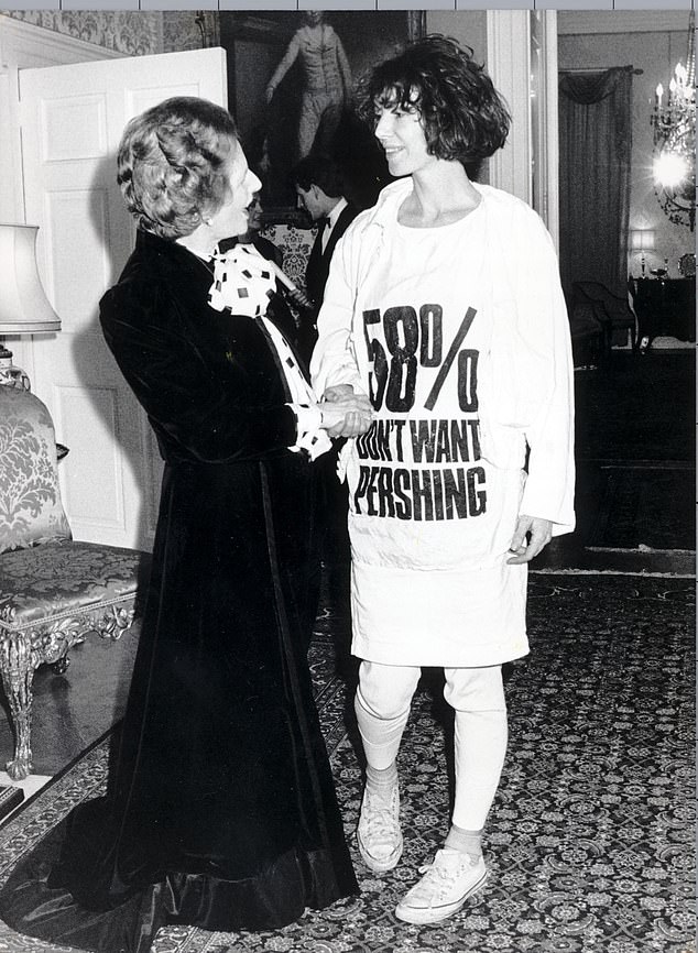 Katharine Hamnett überraschte Margaret Thatcher 1984 mit ihrem Protest-T-Shirt mit der Aufschrift „58 % wollen kein Pershing“ (eine Anspielung auf die Stationierung von US-Raketen in Großbritannien).