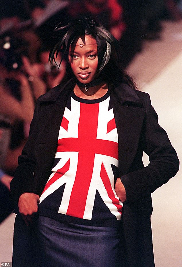 Naomi Campbell hisst 1997 bei der Clements Ribeiro-Show die Flagge Großbritanniens