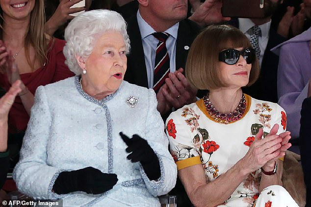 Königin Elizabeth II. mit Vogue-Redakteurin Anna Wintour bei einer Richard-Quinn-Show im Jahr 2018