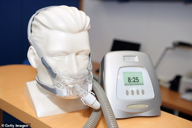 Ein CPAP-Gerät (Continuous Positive Airway Pressure) korrigiert Schlafapnoe, bei der die Betroffenen im Schlaf aufhören und wieder atmen, was weitaus schwerwiegendere Gesundheitsprobleme verursachen kann