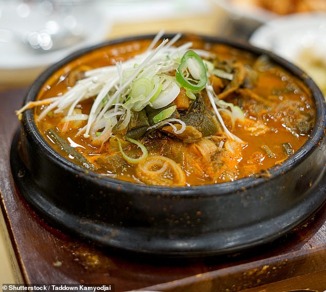 Judy Joo, Gründerin des koreanischen Restaurants Seoul Food, erklärt: „In Korea ist unser Hundehaar etwas anders … es heißt Haejang-Guk und bedeutet ‚Suppe gegen den Kater‘.“