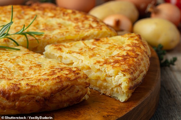 „Ein klassisches Gericht, das nie versagt, ist Tortilla de Patata, auch bekannt als spanisches Omelett“, sagt ein spanischer Reiseexperte