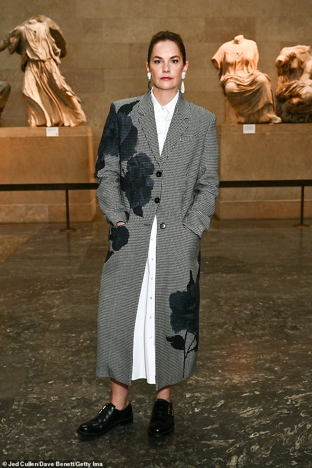 Ruth Wilson hingegen strahlte Mode in einem karierten Mantel mit Maxi-Blumendruckdetails aus