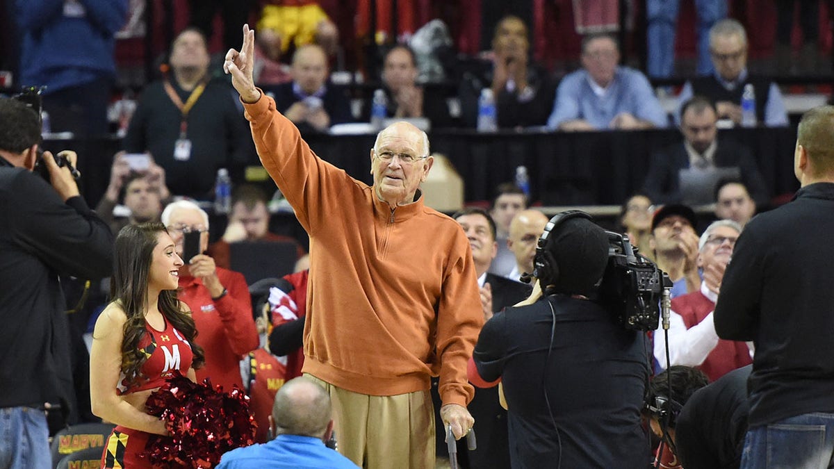 Trainer Lefty Driesell winkt 