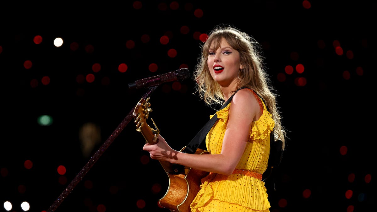 Taylor Swift spielt Gitarre auf der Bühne in Melbourne