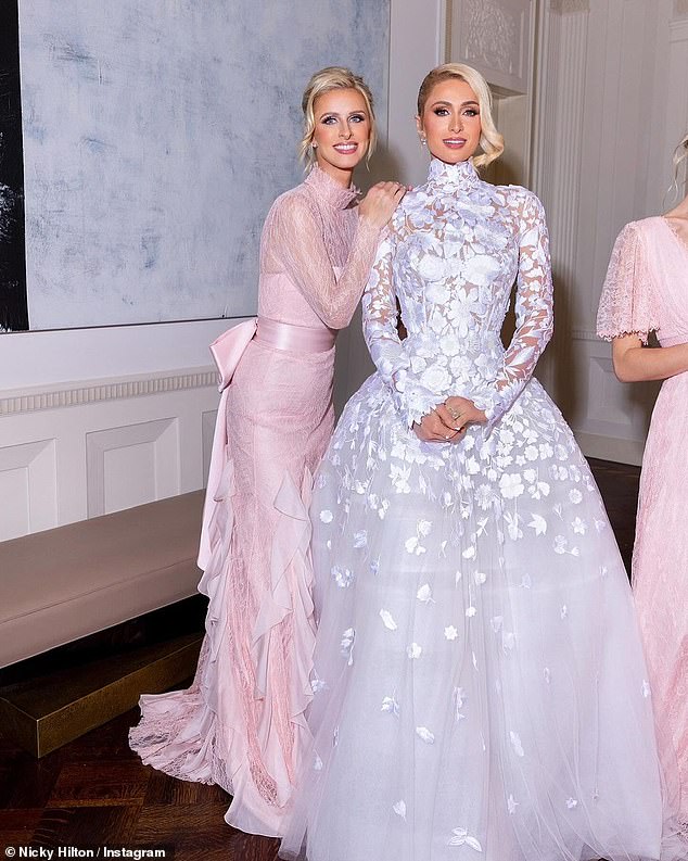 Nicky hat ein wunderschönes Foto der Schwestern bei der Hochzeit in Paris 2021 geteilt