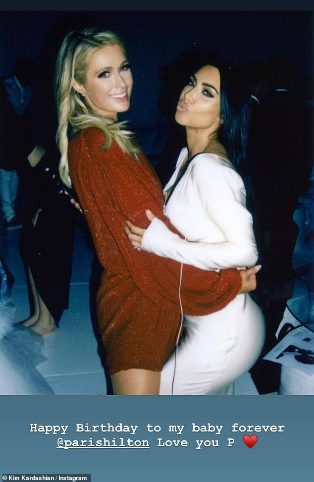 Kim Kardashian zollte Paris anlässlich ihres Geburtstags auch eine besondere Hommage und lud in ihren Instagram-Stories eine Reihe von Erinnerungsbildern hoch, die während einer Kardashian/Jenner-Weihnachtsfeier aufgenommen wurden