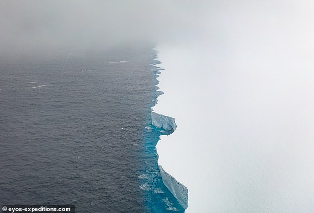 Diese Aufnahme verdeutlicht den Verlust eines Teils der Eisbergmasse.  Es ist viermal so groß wie der Großraum London, wird aber immer kleiner