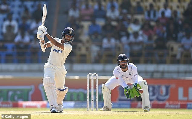 Der Auftakt in Indien brach einen Weltrekord von 12 Sechsern, als er in seinem erst siebten Test sein zweites Double Century in Folge erzielte
