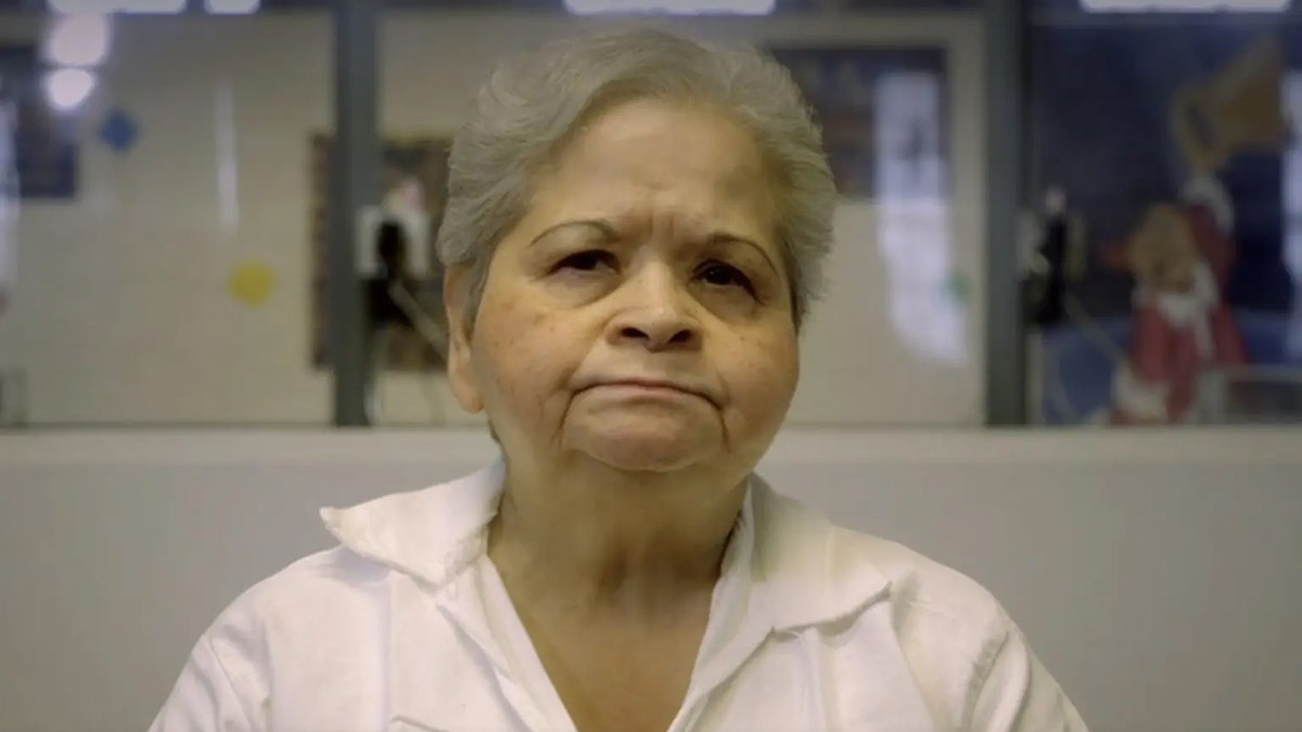 Eine Nahaufnahme von Yolanda Saldivar im Gefängnis
