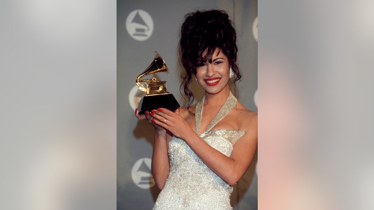 Selena hält einen Grammy in der Hand