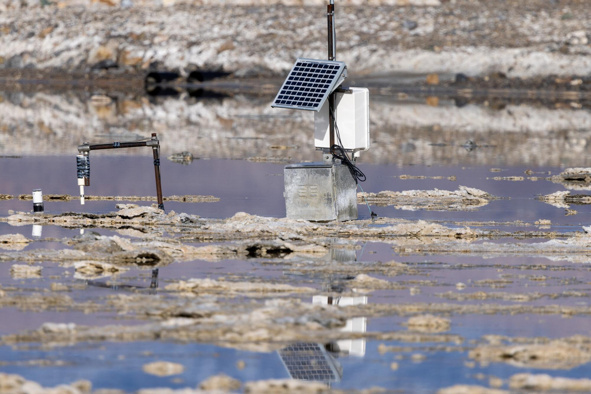 Staubüberwachungsgeräte steigen aus dem Hochwasser am Owens Lake.