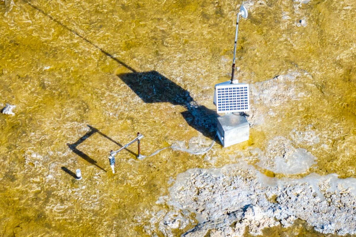   Überwachungsausrüstung in einem Solebecken, Teil des Owens Lake Dust 
