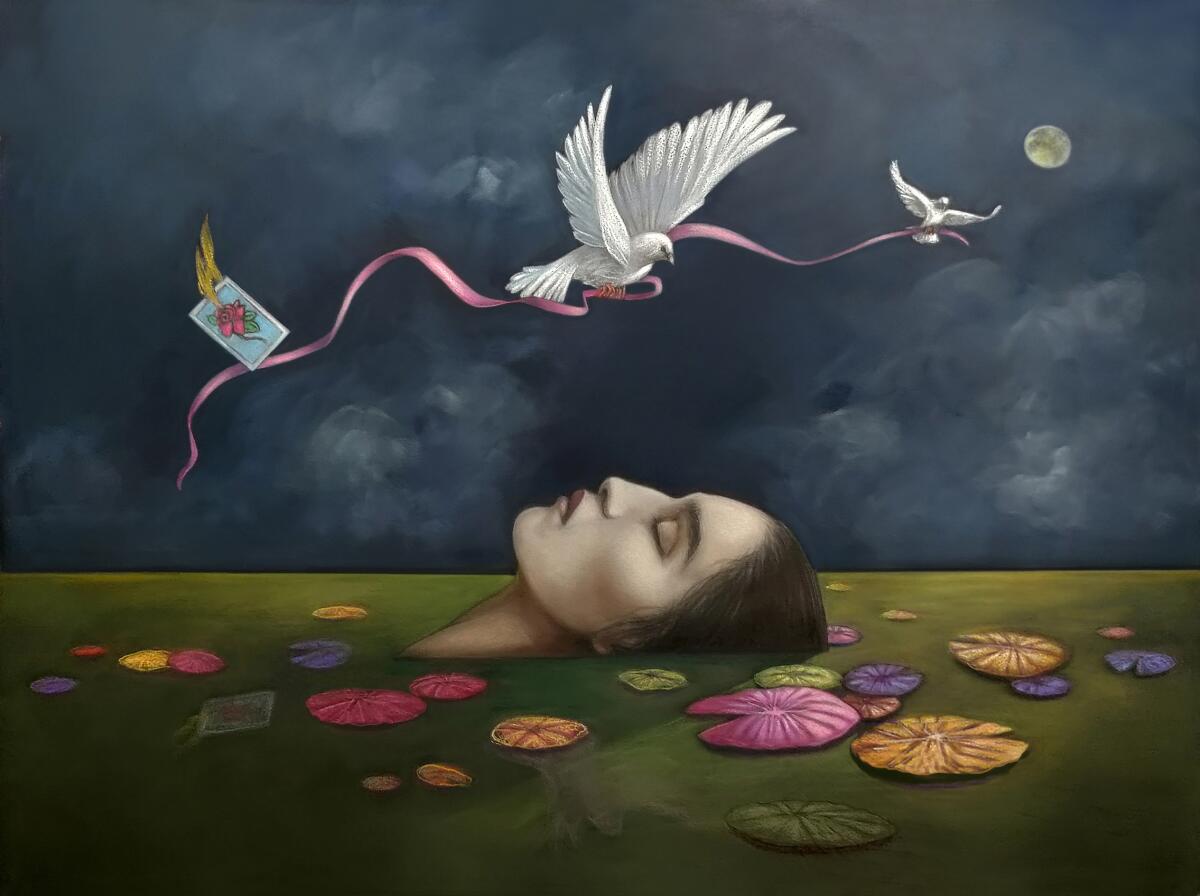 Der Kopf einer Frau schwebt über grünem Wasser mit leuchtend rosa, violetten, orangefarbenen und grünen Seerosenblättern unter zwei Tauben.