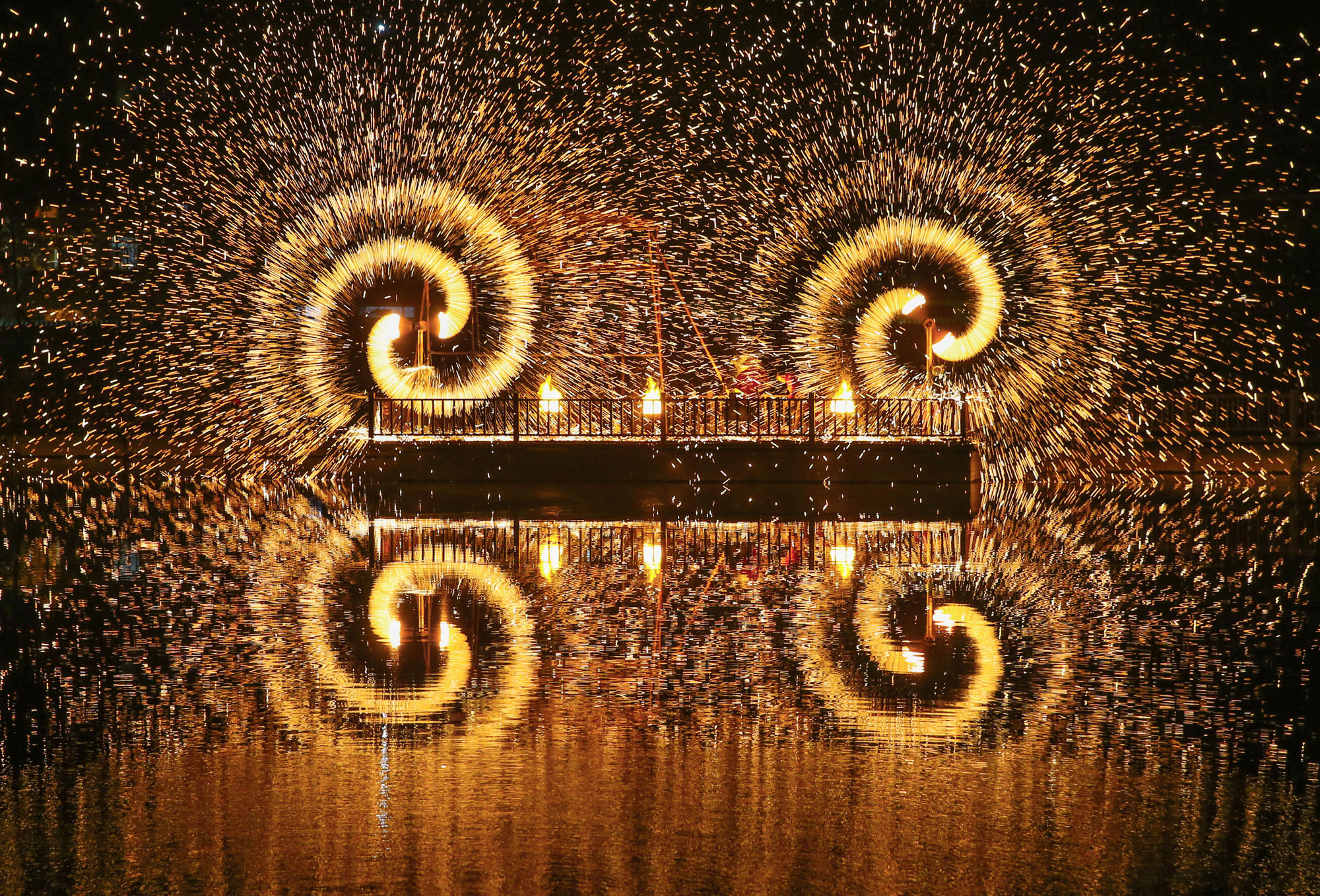Ein Feuerwerk löst Funkenspiralen am Yuwan Scenic Spot in Lianyungang in der chinesischen Provinz Jiangsu aus.
