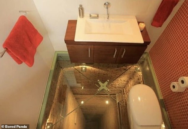 Eine Person hatte ein schreckliches Badezimmererlebnis, weil jemand die Toilette in einen alten Aufzugsschacht eingebaut und Glasboden verwendet hatte