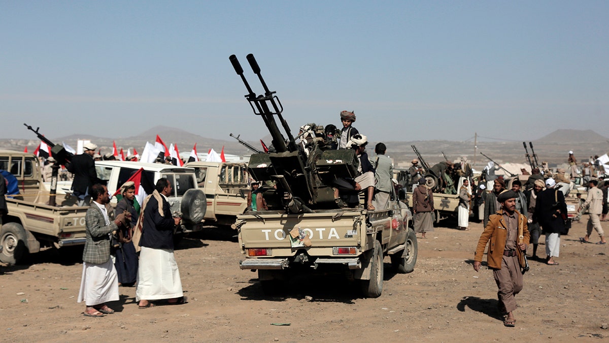 Houthi-Kämpfer in Fahrzeugen