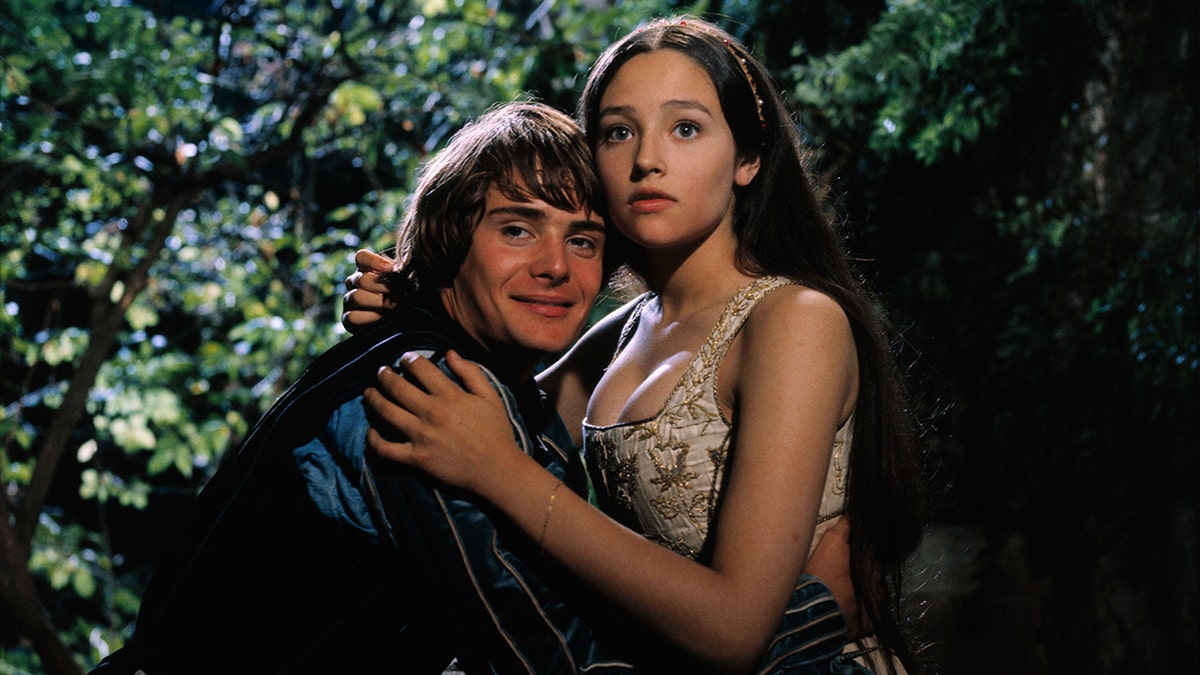 Leonard Whiting und Olivia Hussey umarmen sich in einer Szene aus Romeo und Julia