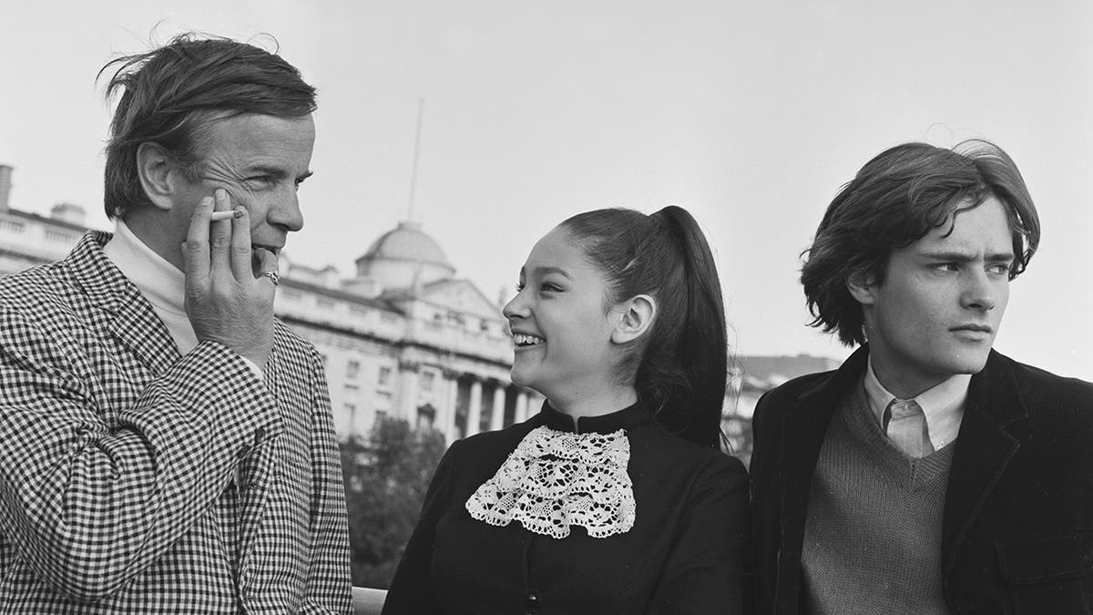 Schwarz-Weiß-Foto von Franco Zeffirelli mit Olivia Hussey und Leonard Whiting