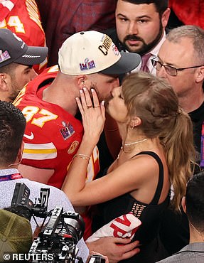 Taylor Swifts Freund Travis Kelce steht wenige Tage nach seinem Super-Bowl-Sieg für die Auszeichnung als Sportler des Jahres an