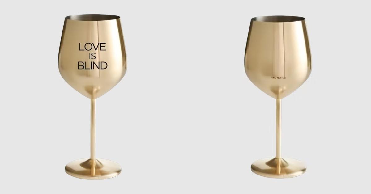 Liebe ist blinde goldene Weingläser