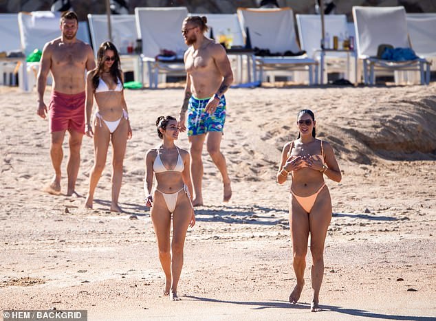 Die drei Paare machen einen Strandspaziergang in Mexiko – Kittle wurde von seiner Frau Claire (r.) begleitet.
