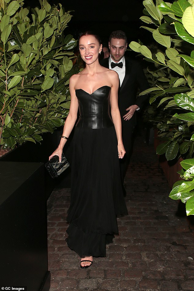 Phoebe Dynevor trat zur Afterparty in einem eleganten, aber ausgefallenen Look auf und schlüpfte in ein trägerloses schwarzes Kleid
