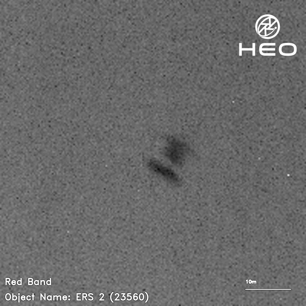 ein verschwommenes Schwarz-Weiß-Bild eines H-förmigen Satelliten vor einem Hintergrund aus einigen Dutzend Sternen