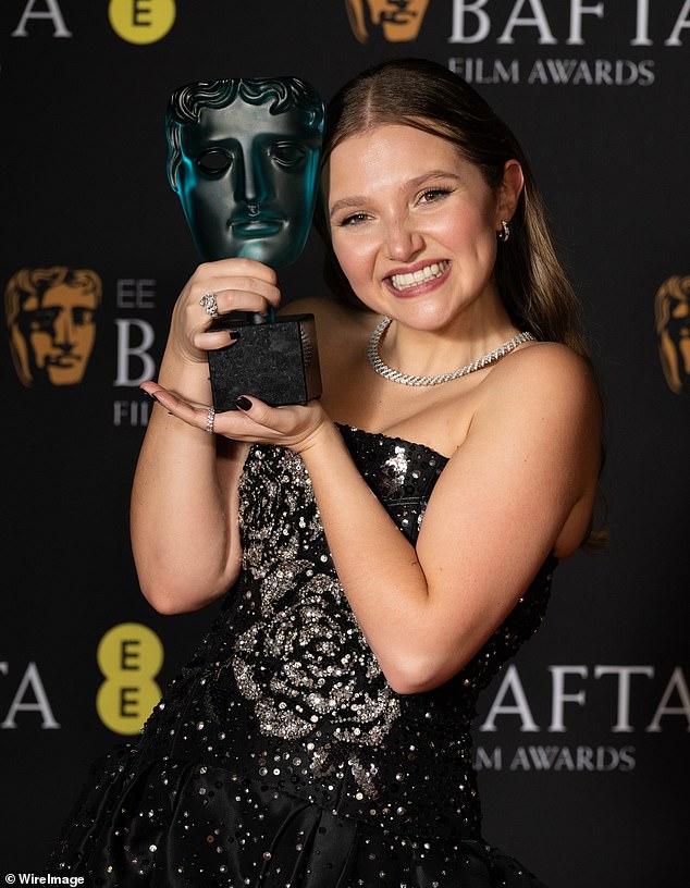 Die 26-jährige Mia gewann den Rising Star Award der BAFTA, nachdem ihre Rolle im Coming-of-Age-Film How To Have Sex viel Lob erhielt