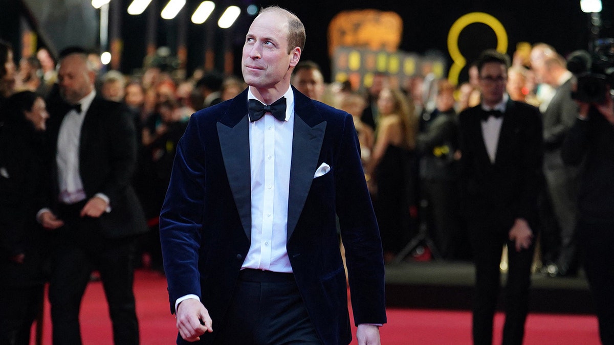 Prinz William läuft in Anzug und Fliege über den roten Teppich