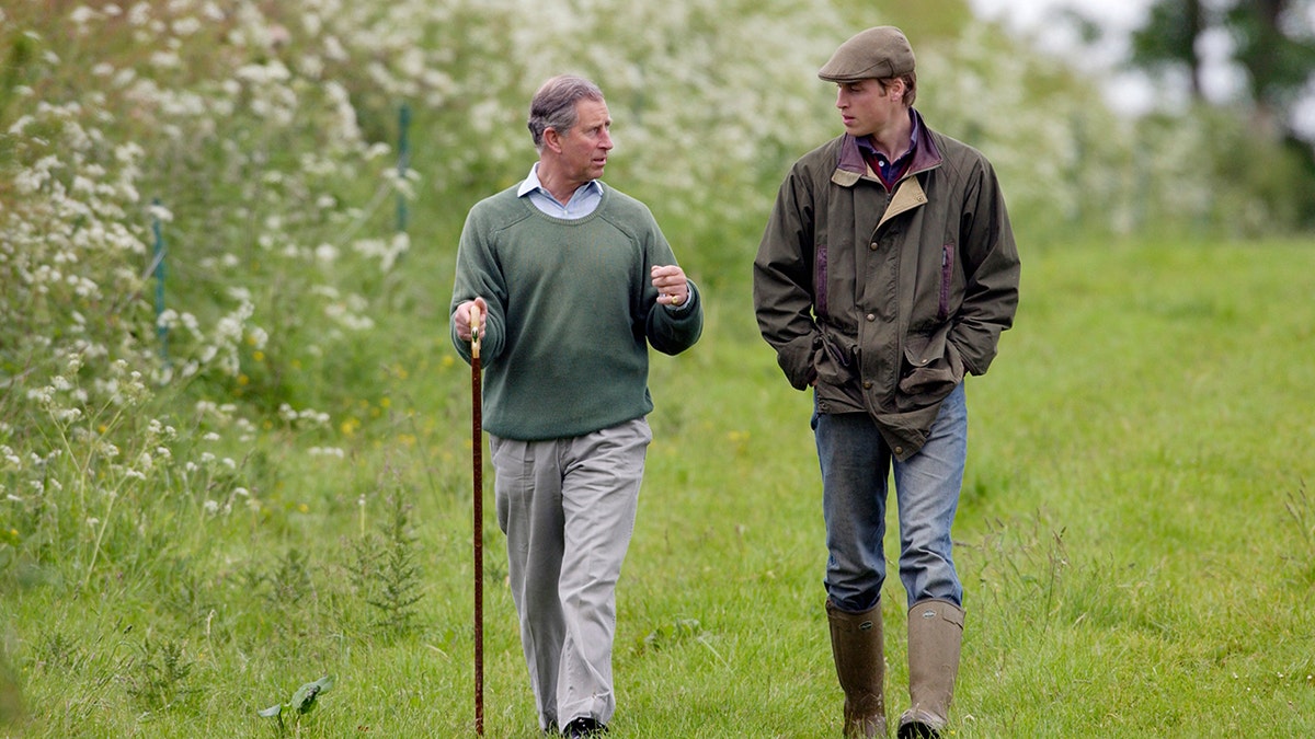 Prinz William und König Charles gehen auf einem Feld