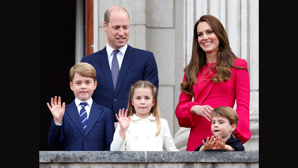 Prinz William und Kate Middleton mit ihren drei Kindern auf dem Balkon des Buckingham Palace