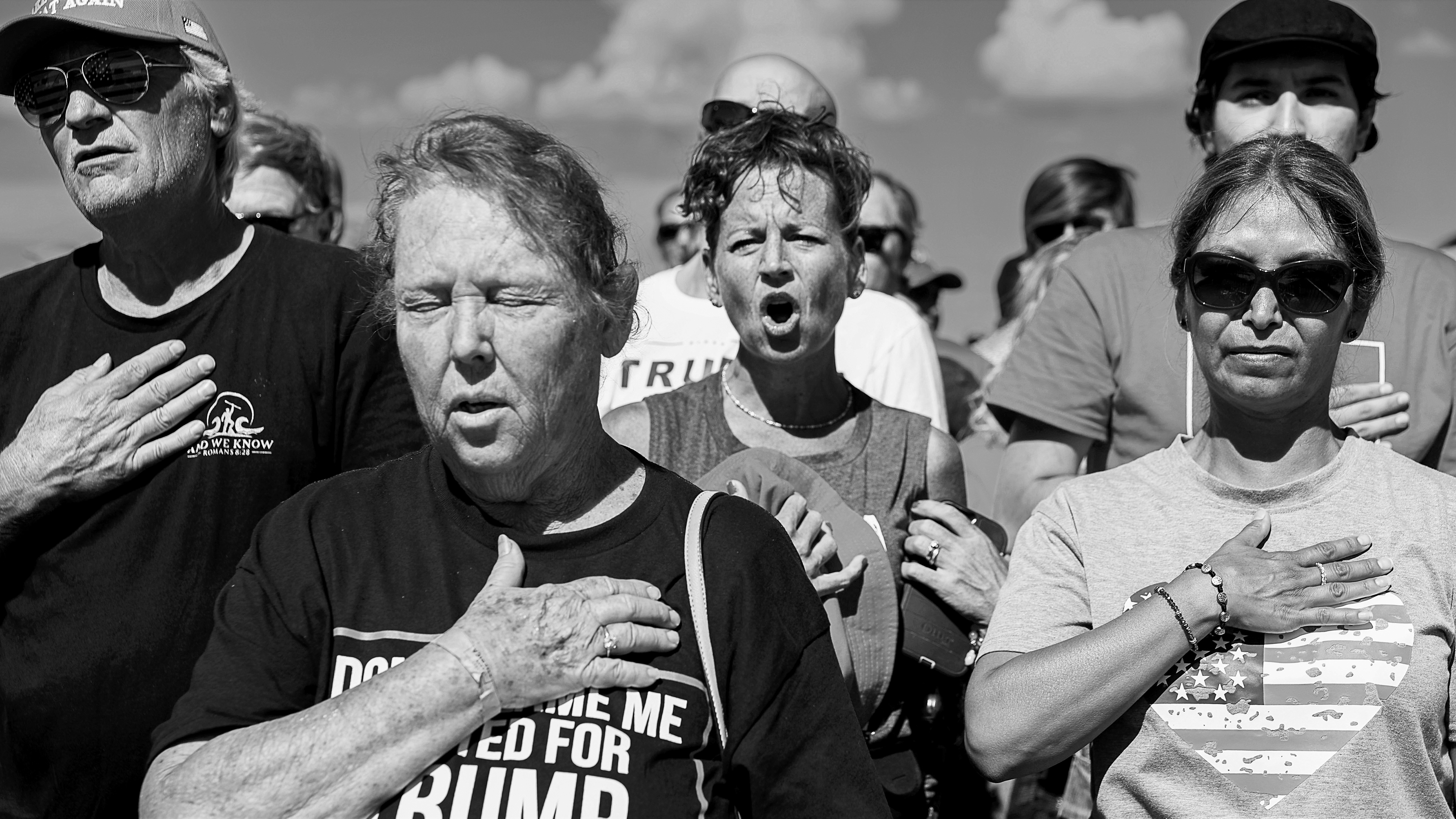 Schwarz-Weiß-Foto von Teilnehmern der Trump-Kundgebung