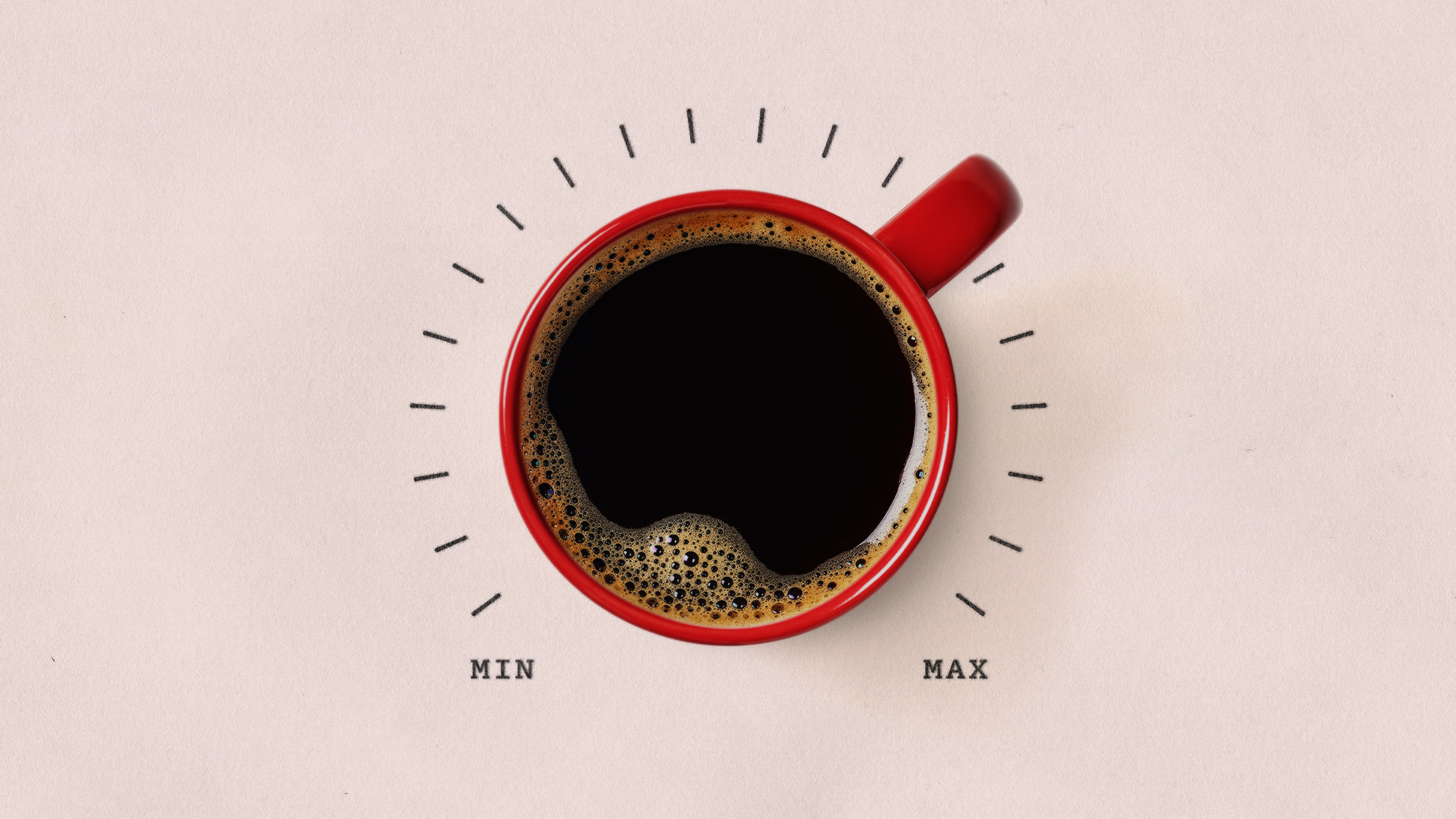 Eine Tasse Kaffee, umgeben von einer Min-Max-Skala