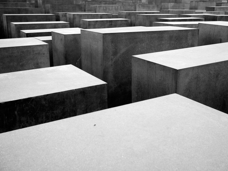 Ein Schwarzweißfoto des Denkmals für die ermordeten Juden Europas in Berlin, Deutschland.