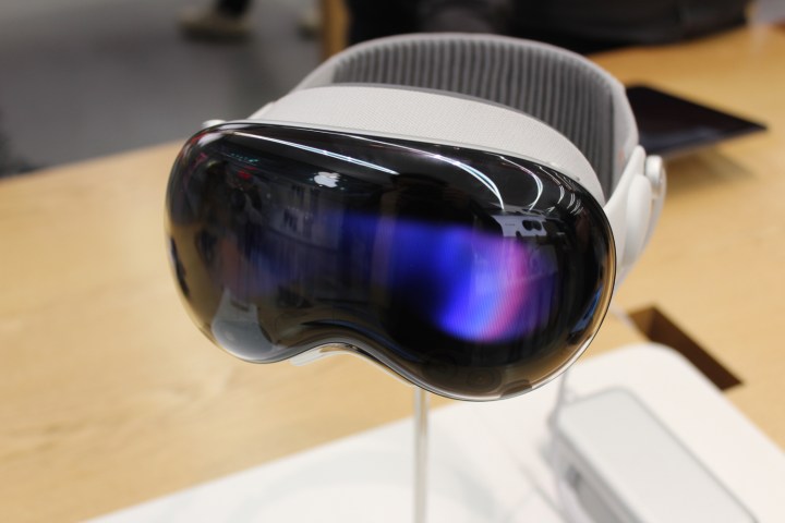Das Frontvisier des Vision Pro, ausgestellt in einem Apple Store.