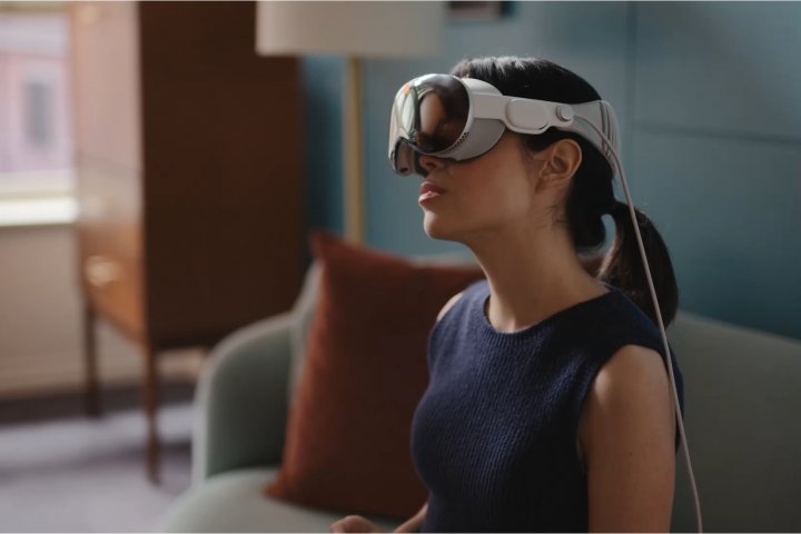 Eine Person neigt den Kopf, während sie das Apple Vision Pro trägt.