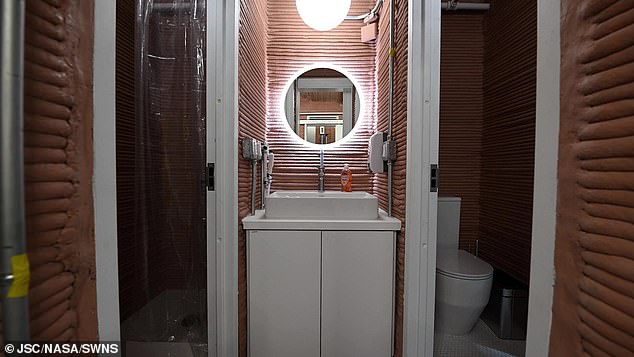 Das temporäre Zuhause verfügt über grundlegende Annehmlichkeiten wie eine Küche und zwei Badezimmer, eine Dusche und Toiletten sowie einen Erholungsbereich