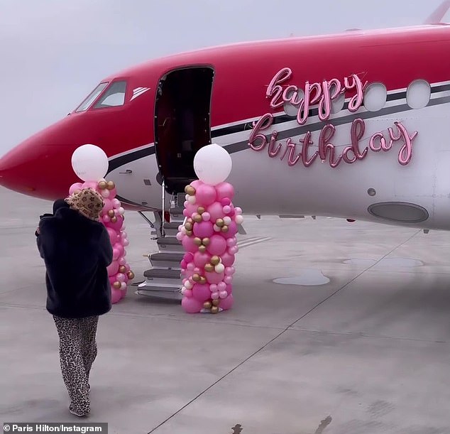 In ihrer ersten Einstellung war die Reality-TV-Star – die kürzlich eine rauschende Geburtstagsfeier für ihren Sohn veranstaltete – zu sehen, wie sie ein Privatflugzeug betrat, das mit mehreren Luftballons geschmückt war