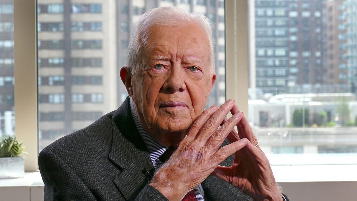 Jimmy Carter, die Hände gefaltet