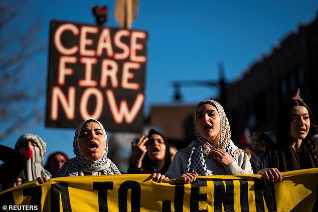 Pro-palästinensische Demonstranten bei einer Kundgebung im Stadtteil Queens in New York, USA, 19. Februar 2024, die einen Waffenstillstand und ein Ende der israelischen Angriffe auf Gaza fordert