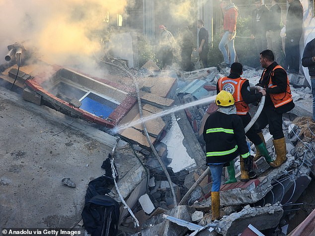 Zivilschutzteams und Anwohner versuchen, ein Feuer zu löschen, das ausbrach, nachdem israelische Streitkräfte am 19. Februar 2024 in Rafah, Gaza, ein Gebäude getroffen hatten