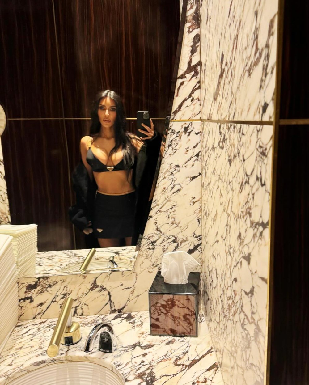 Kim Kardashian zeigt ihre Kurven im Prada-BH