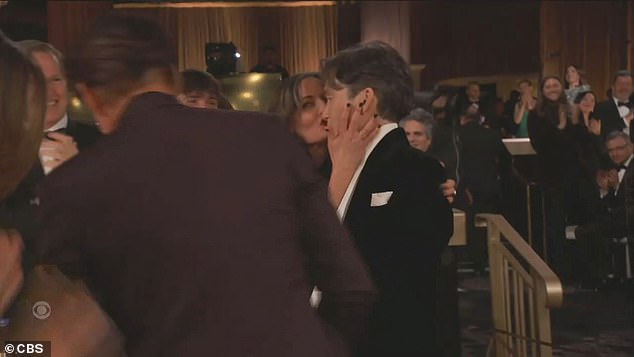 Als Cillian Murphy im Januar bei den Golden Globes als Bester Hauptdarsteller ausgezeichnet wurde, sprang seine Frau Yvonne auf und küsste ihn auf den Mund – und hinterließ einen roten Lippenstiftfleck