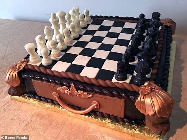 Es wird oft gesagt, dass die perfekte Begleitung zum Kuchen eine gute alte Schachpartie ist – die Sie mit Fondantglasur spielen können, bevor Sie diesen Kuchen genießen