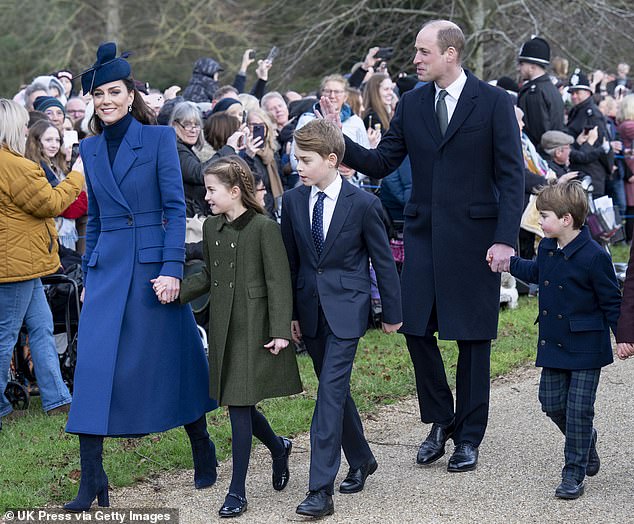 Die Prinzessin von Wales und Prinz William nehmen zusammen mit Prinz Louis, Prinz George und Prinzessin Charlotte am Weihnachtsgottesdienst in der St. Mary Magdalene Church teil.