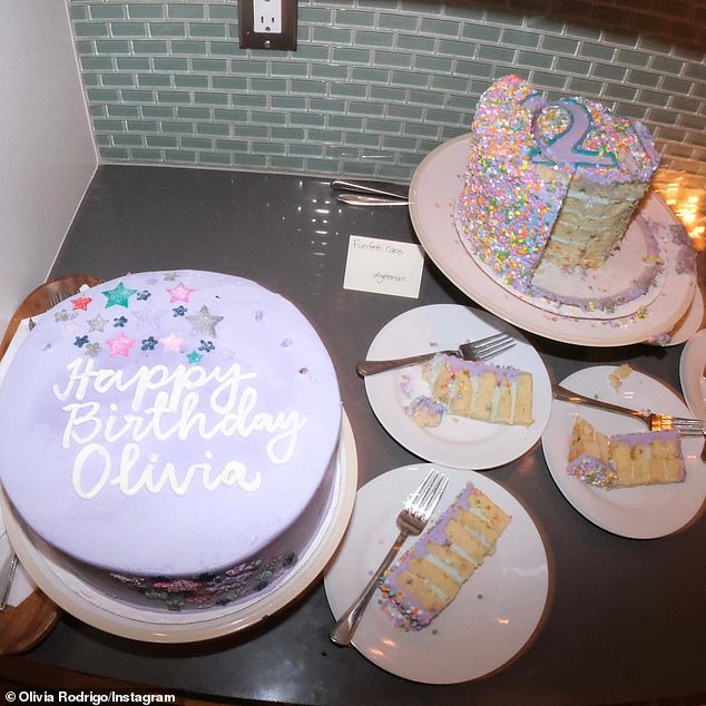 Die Can't Catch Me Now-Sängerin bot bei ihrer Soirée nicht weniger als drei Geburtstagskuchen an – darunter einen „vegetarischen“ Funfetti-Kuchen – der auf seltsame Weise in winzige Scheiben geschnitten wurde