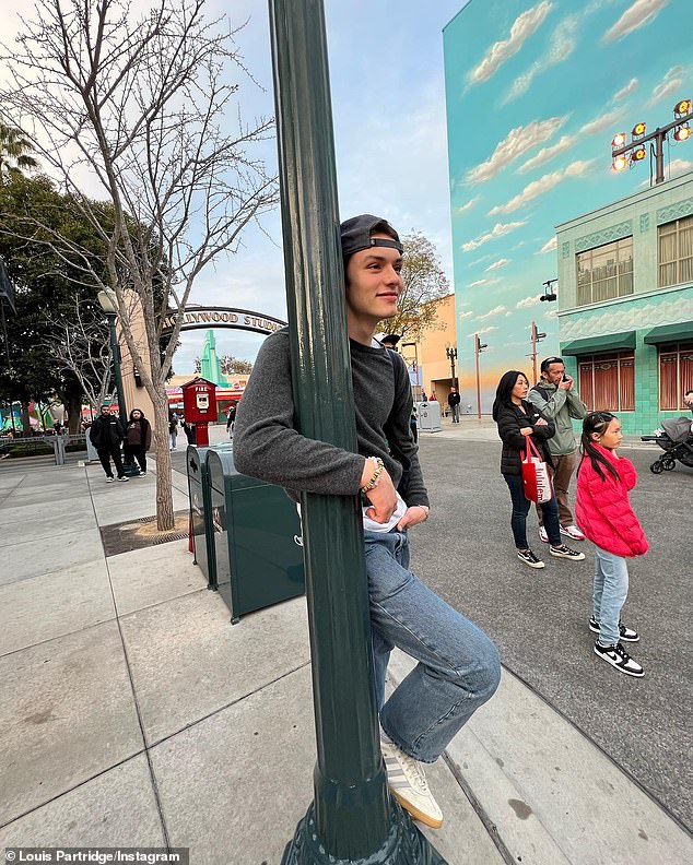 Seltsamerweise fehlte bei den Feierlichkeiten seit Oktober Olivias Freund – der Argylle-Schauspieler Louis Partridge – der am Montag zwei Instagram-Schnappschüsse von sich gepostet hat, wie er Disneyland genießt